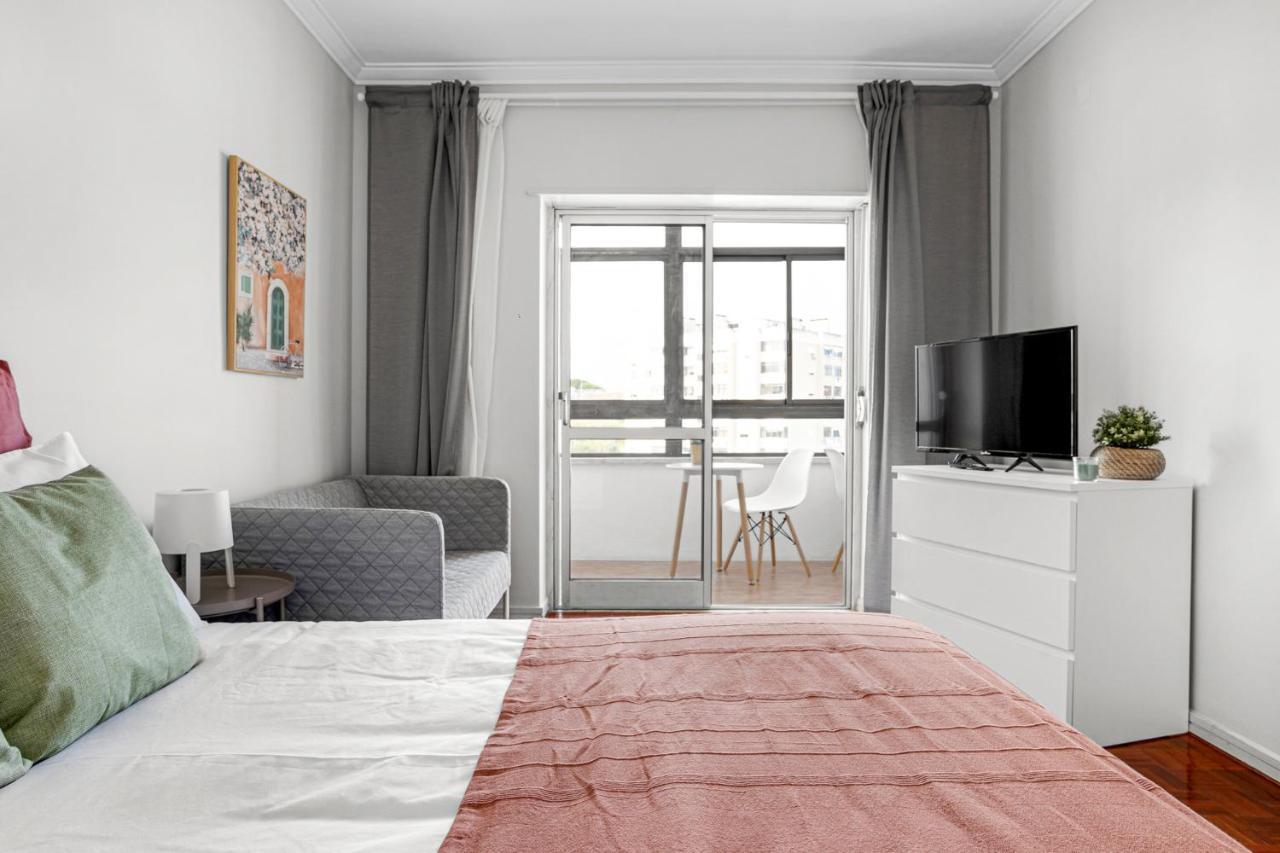 Wonderful Shared In Alfornelos - Near Metro! Maison d'hôtes