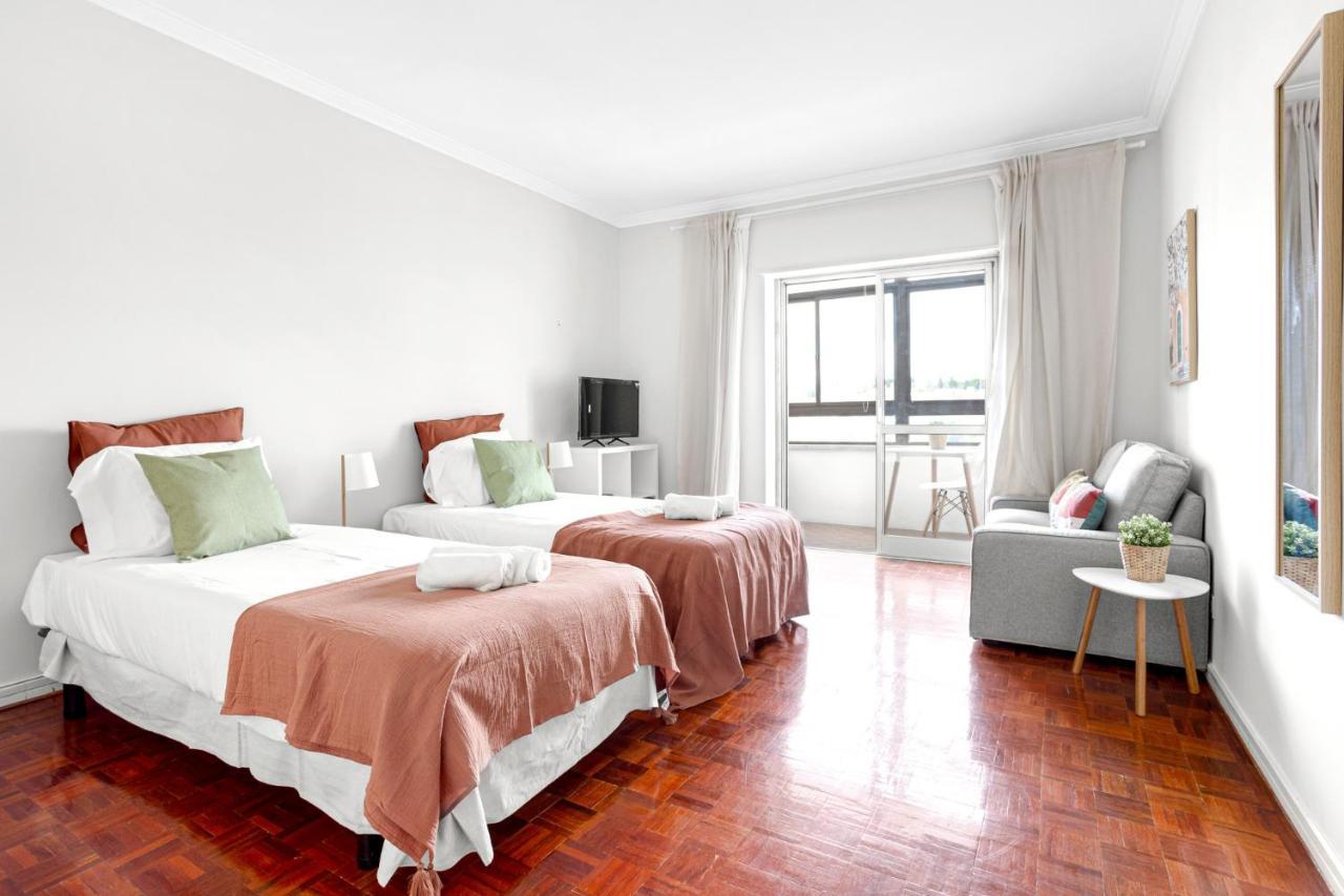 Wonderful Shared In Alfornelos - Near Metro! Maison d'hôtes