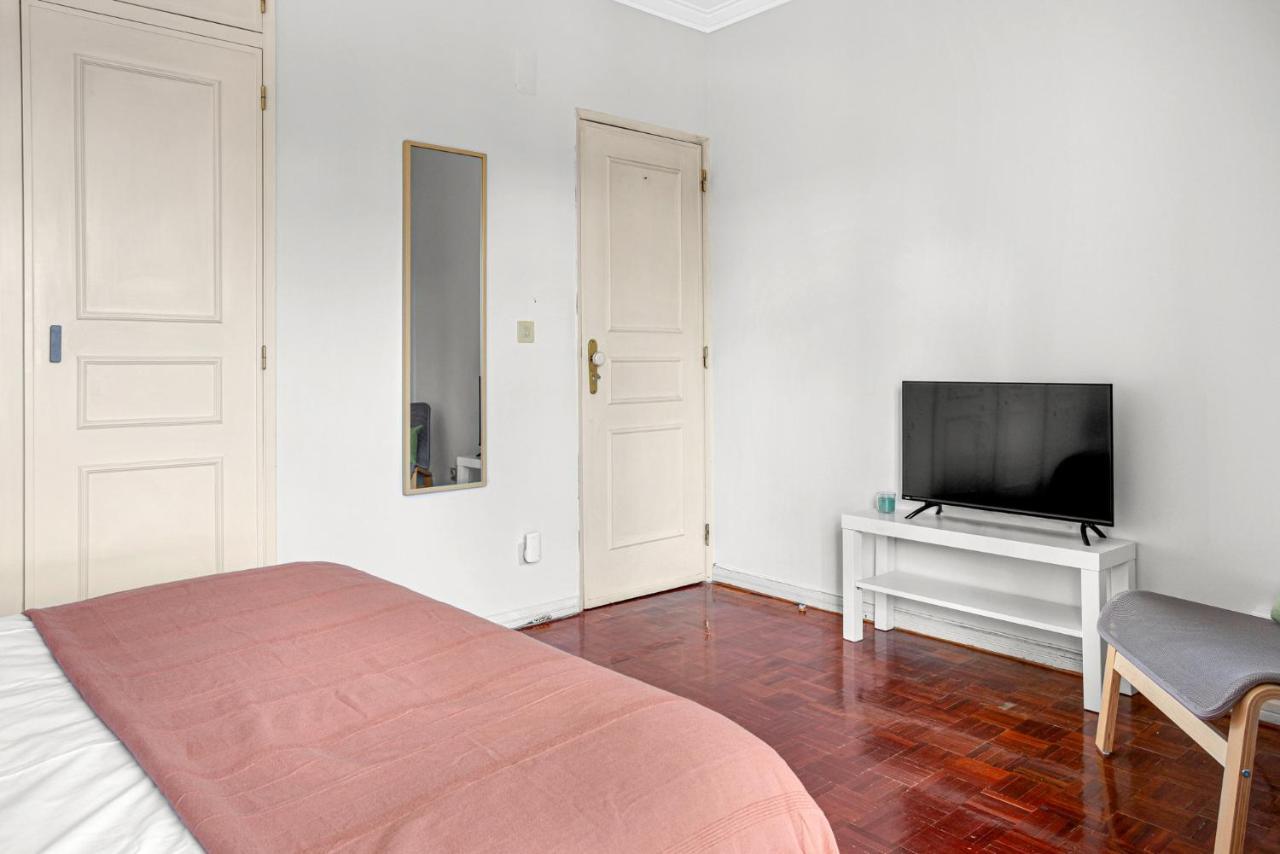Wonderful Shared In Alfornelos - Near Metro! Maison d'hôtes